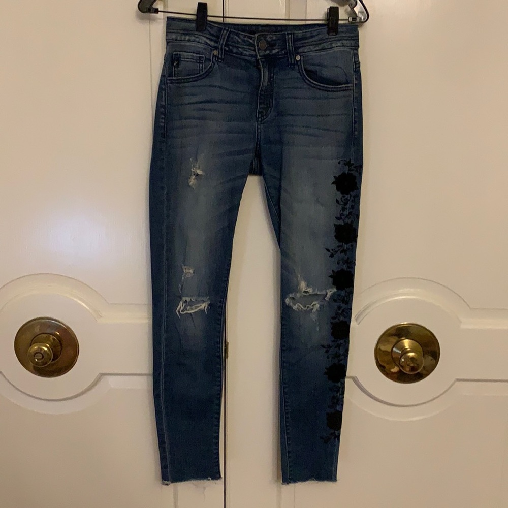 Mid-high waisted jean with black floral detail